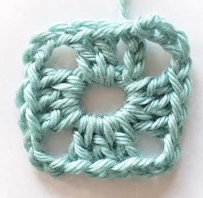 Round one of the table runner crochet pattern.